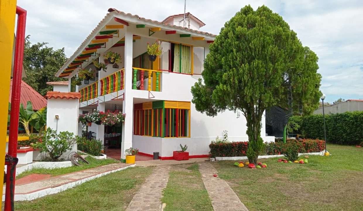 Entrada y estacionamiento