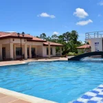 Piscina y área de bronceo en finca de Puerto López