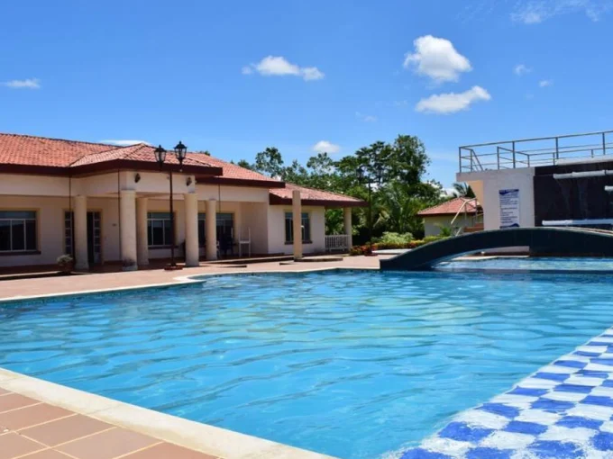 Piscina y área de bronceo en finca de Puerto López